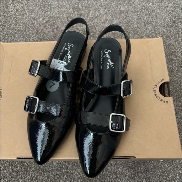 Seychelles Black Patent Leather Flats with Buckles - Picture 1 of 3